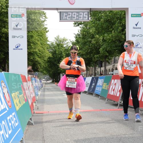 15.06.2025 - REWE Women's Run Strokosch-Dieckow http://msf.ph/oto/7931142 15.06.2025 10:30:14 Ziel 10029 meine-sportfotos.de