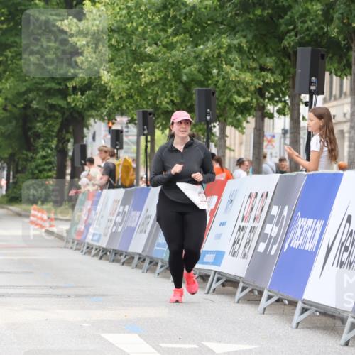 15.06.2025 - REWE Women's Run Strokosch-Dieckow http://msf.ph/oto/7931143 15.06.2025 10:32:46 Ziel 10397 meine-sportfotos.de