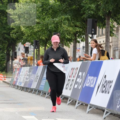 15.06.2025 - REWE Women's Run Strokosch-Dieckow http://msf.ph/oto/7931145 15.06.2025 10:32:48 Ziel 10397 meine-sportfotos.de