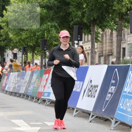 15.06.2025 - REWE Women's Run Strokosch-Dieckow http://msf.ph/oto/7931146 15.06.2025 10:32:50 Ziel 10397 meine-sportfotos.de