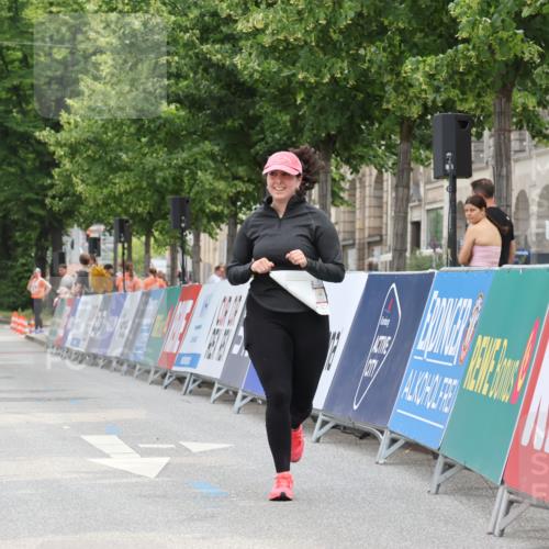 15.06.2025 - REWE Women's Run Strokosch-Dieckow http://msf.ph/oto/7931148 15.06.2025 10:32:51 Ziel 10397 meine-sportfotos.de