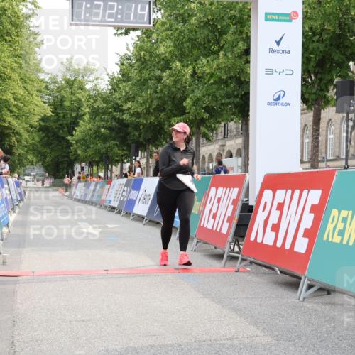 15.06.2025 - REWE Women's Run Strokosch-Dieckow http://msf.ph/oto/7931151 15.06.2025 10:32:52 Ziel 10397 meine-sportfotos.de