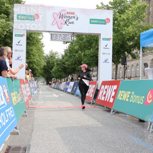 15.06.2025 - REWE Women's Run Strokosch-Dieckow http://msf.ph/oto/7931152 15.06.2025 10:32:53 Ziel 10397 meine-sportfotos.de
