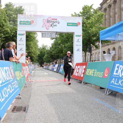 15.06.2025 - REWE Women's Run Strokosch-Dieckow http://msf.ph/oto/7931154 15.06.2025 10:32:53 Ziel 10397 meine-sportfotos.de