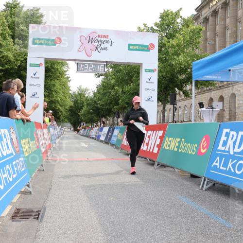 15.06.2025 - REWE Women's Run Strokosch-Dieckow http://msf.ph/oto/7931156 15.06.2025 10:32:53 Ziel 10397 meine-sportfotos.de