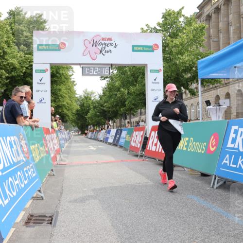 15.06.2025 - REWE Women's Run Strokosch-Dieckow http://msf.ph/oto/7931157 15.06.2025 10:32:54 Ziel 10397 meine-sportfotos.de