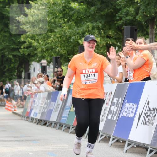 15.06.2025 - REWE Women's Run Strokosch-Dieckow http://msf.ph/oto/7931171 15.06.2025 10:38:23 Ziel 10411 meine-sportfotos.de