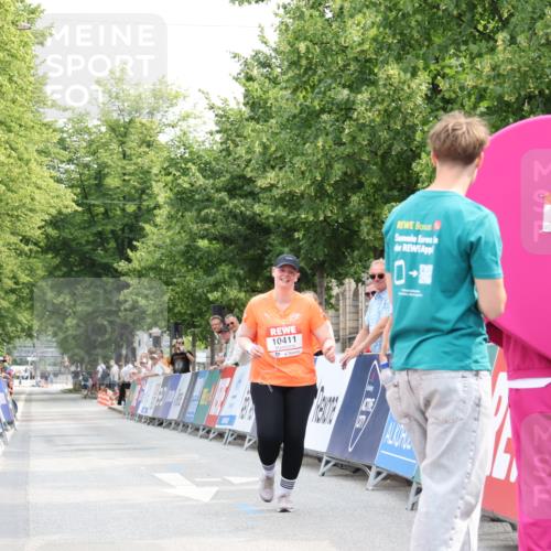15.06.2025 - REWE Women's Run Strokosch-Dieckow http://msf.ph/oto/7931173 15.06.2025 10:38:25 Ziel 10411 meine-sportfotos.de