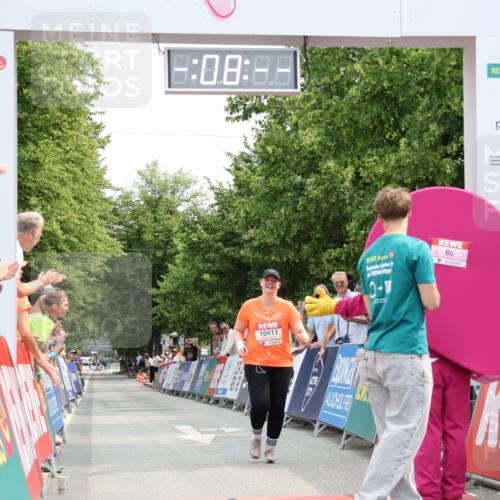 15.06.2025 - REWE Women's Run Strokosch-Dieckow http://msf.ph/oto/7931174 15.06.2025 10:38:26 Ziel 10411 meine-sportfotos.de