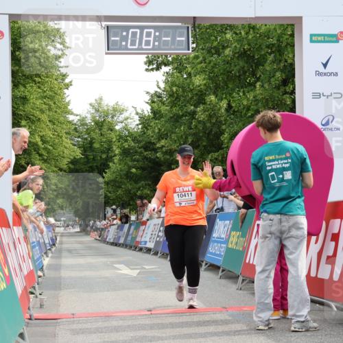 15.06.2025 - REWE Women's Run Strokosch-Dieckow http://msf.ph/oto/7931179 15.06.2025 10:38:27 Ziel 10411 meine-sportfotos.de