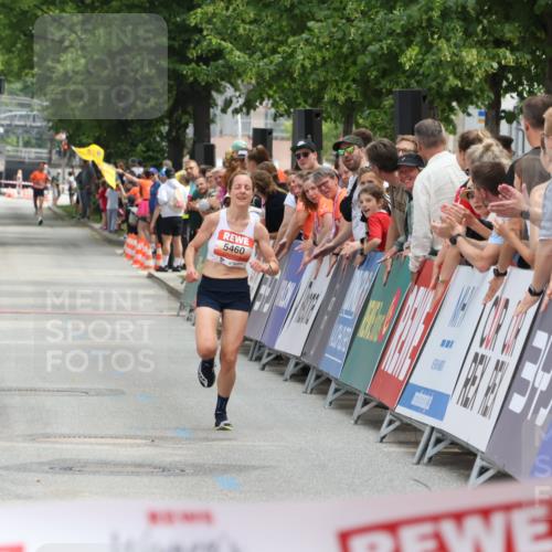 15.06.2025 - REWE Women's Run Strokosch-Dieckow http://msf.ph/oto/7931182 15.06.2025 10:50:04 Ziel 5460 meine-sportfotos.de