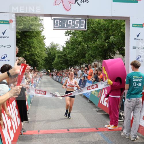 15.06.2025 - REWE Women's Run Strokosch-Dieckow http://msf.ph/oto/7931193 15.06.2025 10:50:09 Ziel 5460 meine-sportfotos.de