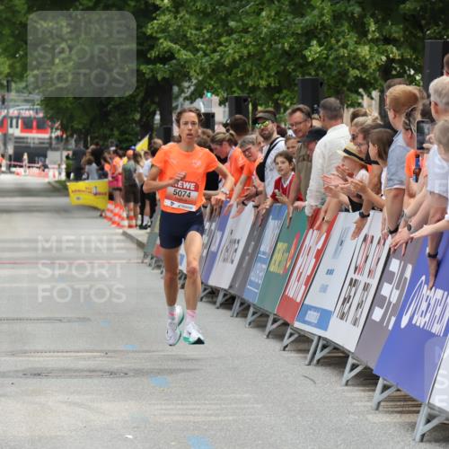 15.06.2025 - REWE Women's Run Strokosch-Dieckow http://msf.ph/oto/7931208 15.06.2025 10:50:31 Ziel 5074 meine-sportfotos.de
