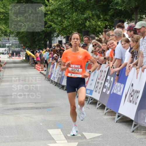 15.06.2025 - REWE Women's Run Strokosch-Dieckow http://msf.ph/oto/7931212 15.06.2025 10:50:34 Ziel 5074 meine-sportfotos.de