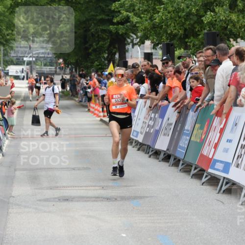 15.06.2025 - REWE Women's Run Strokosch-Dieckow http://msf.ph/oto/7931235 15.06.2025 10:51:31 Ziel 5535 meine-sportfotos.de