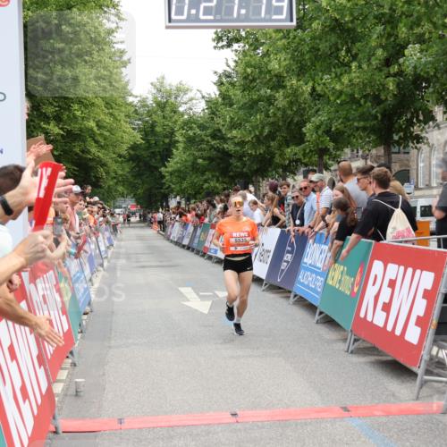 15.06.2025 - REWE Women's Run Strokosch-Dieckow http://msf.ph/oto/7931248 15.06.2025 10:51:35 Ziel 5535 meine-sportfotos.de
