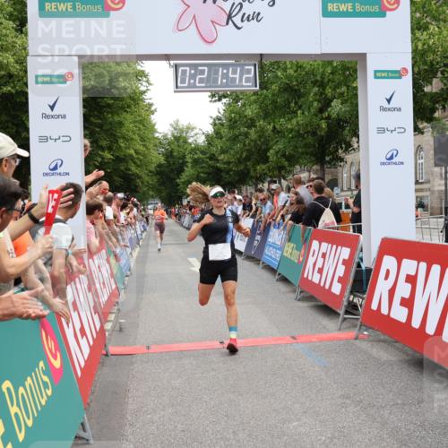 15.06.2025 - REWE Women's Run Strokosch-Dieckow http://msf.ph/oto/7931274 15.06.2025 10:51:58 Ziel 5065, 5353 meine-sportfotos.de