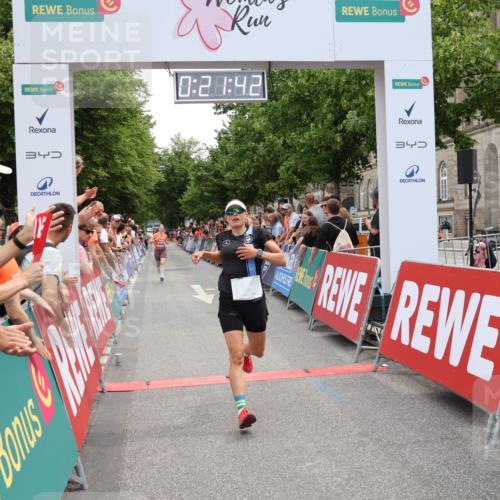 15.06.2025 - REWE Women's Run Strokosch-Dieckow http://msf.ph/oto/7931275 15.06.2025 10:51:58 Ziel 5065, 5353 meine-sportfotos.de
