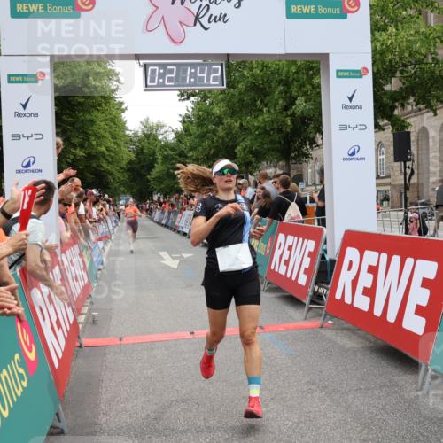 15.06.2025 - REWE Women's Run Strokosch-Dieckow http://msf.ph/oto/7931277 15.06.2025 10:51:59 Ziel 5065, 5353 meine-sportfotos.de