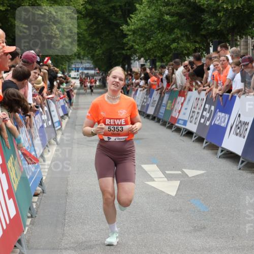 15.06.2025 - REWE Women's Run Strokosch-Dieckow http://msf.ph/oto/7931280 15.06.2025 10:52:01 Ziel 5065, 5353 meine-sportfotos.de
