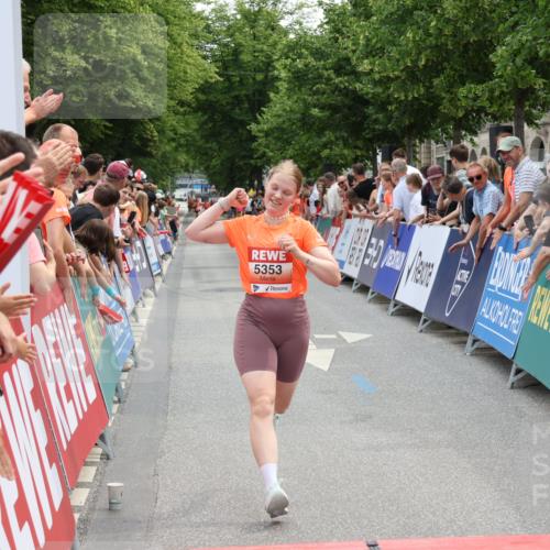 15.06.2025 - REWE Women's Run Strokosch-Dieckow http://msf.ph/oto/7931281 15.06.2025 10:52:01 Ziel 5065, 5353 meine-sportfotos.de