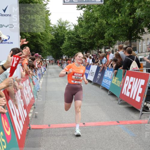 15.06.2025 - REWE Women's Run Strokosch-Dieckow http://msf.ph/oto/7931283 15.06.2025 10:52:02 Ziel 5065, 5353 meine-sportfotos.de