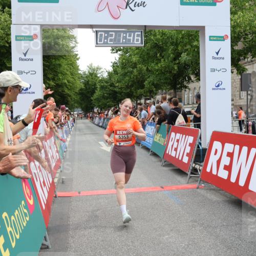 15.06.2025 - REWE Women's Run Strokosch-Dieckow http://msf.ph/oto/7931284 15.06.2025 10:52:02 Ziel 5065, 5353 meine-sportfotos.de