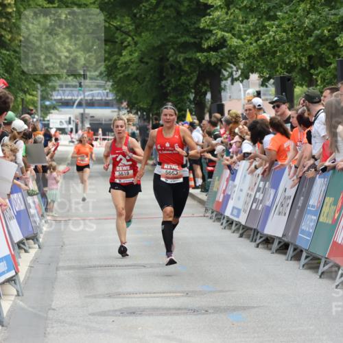 15.06.2025 - REWE Women's Run Strokosch-Dieckow http://msf.ph/oto/7931288 15.06.2025 10:52:17 Ziel 5663 meine-sportfotos.de