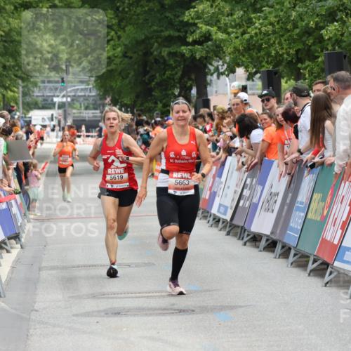 15.06.2025 - REWE Women's Run Strokosch-Dieckow http://msf.ph/oto/7931290 15.06.2025 10:52:18 Ziel 5619, 5663 meine-sportfotos.de