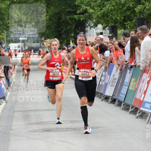 15.06.2025 - REWE Women's Run Strokosch-Dieckow http://msf.ph/oto/7931291 15.06.2025 10:52:19 Ziel 5619, 5663 meine-sportfotos.de