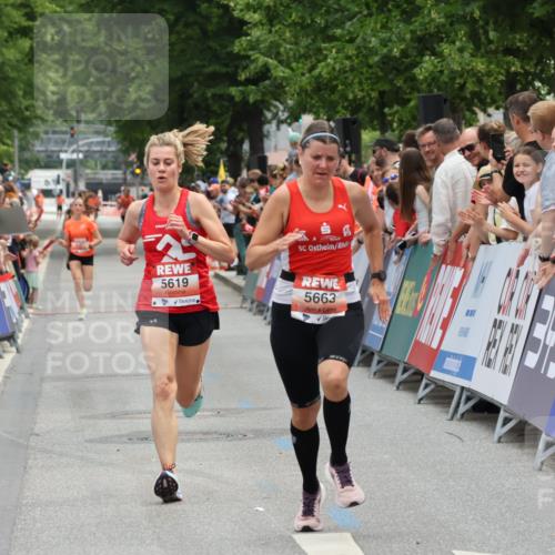 15.06.2025 - REWE Women's Run Strokosch-Dieckow http://msf.ph/oto/7931293 15.06.2025 10:52:21 Ziel 5619, 5663 meine-sportfotos.de