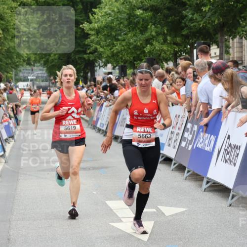 15.06.2025 - REWE Women's Run Strokosch-Dieckow http://msf.ph/oto/7931294 15.06.2025 10:52:22 Ziel 5619, 5663 meine-sportfotos.de