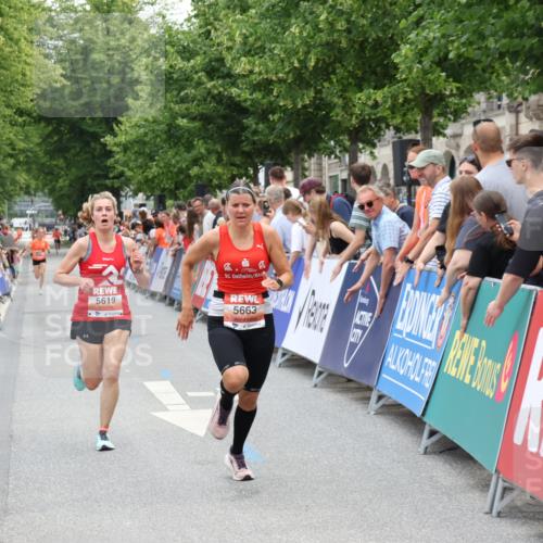15.06.2025 - REWE Women's Run Strokosch-Dieckow http://msf.ph/oto/7931296 15.06.2025 10:52:22 Ziel 5619, 5663 meine-sportfotos.de