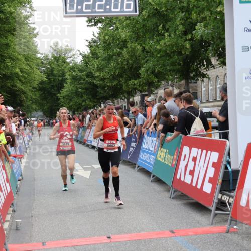 15.06.2025 - REWE Women's Run Strokosch-Dieckow http://msf.ph/oto/7931297 15.06.2025 10:52:23 Ziel 5619, 5663 meine-sportfotos.de