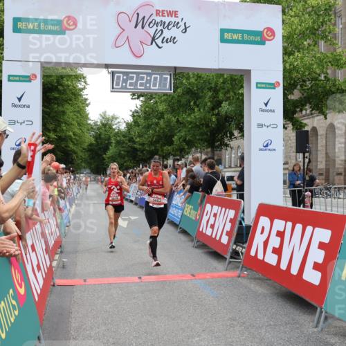 15.06.2025 - REWE Women's Run Strokosch-Dieckow http://msf.ph/oto/7931299 15.06.2025 10:52:23 Ziel 5619, 5663 meine-sportfotos.de