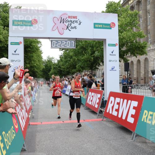 15.06.2025 - REWE Women's Run Strokosch-Dieckow http://msf.ph/oto/7931300 15.06.2025 10:52:24 Ziel 5269, 5619, 5663 meine-sportfotos.de