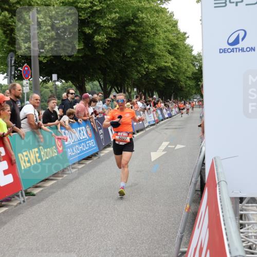 15.06.2025 - REWE Women's Run Strokosch-Dieckow http://msf.ph/oto/7931304 15.06.2025 10:53:38 Ziel 5027 meine-sportfotos.de