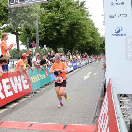 15.06.2025 - REWE Women's Run Strokosch-Dieckow http://msf.ph/oto/7931305 15.06.2025 10:53:39 Ziel 5027 meine-sportfotos.de