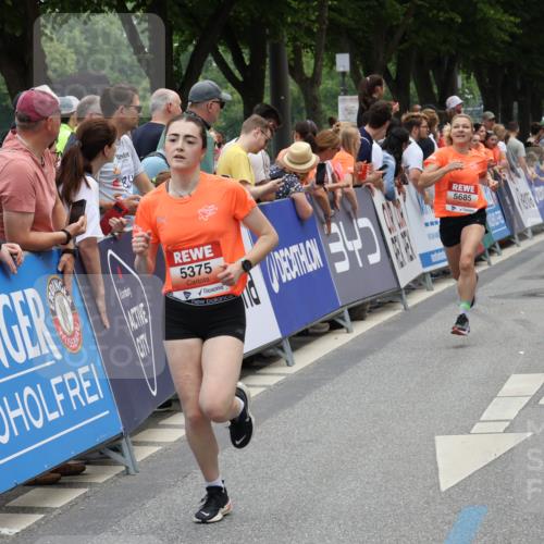 15.06.2025 - REWE Women's Run Strokosch-Dieckow http://msf.ph/oto/7931310 15.06.2025 10:53:47 Ziel 5081, 5375, 5607, 5685 meine-sportfotos.de