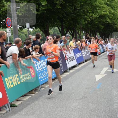 15.06.2025 - REWE Women's Run Strokosch-Dieckow http://msf.ph/oto/7931311 15.06.2025 10:53:48 Ziel 5081, 5375, 5607, 5685 meine-sportfotos.de