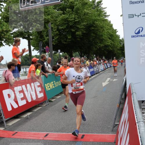 15.06.2025 - REWE Women's Run Strokosch-Dieckow http://msf.ph/oto/7931319 15.06.2025 10:53:50 Ziel 5081, 5375, 5607, 5685 meine-sportfotos.de