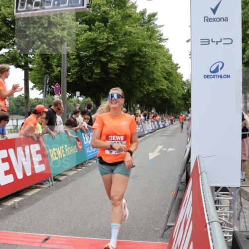 15.06.2025 - REWE Women's Run Strokosch-Dieckow http://msf.ph/oto/7931327 15.06.2025 10:53:54 Ziel 5081, 5276, 5375, 5607, 5685 meine-sportfotos.de
