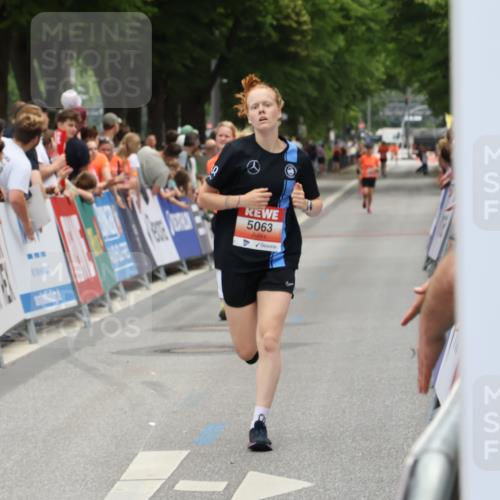 15.06.2025 - REWE Women's Run Strokosch-Dieckow http://msf.ph/oto/7931332 15.06.2025 10:54:06 Ziel 5063, 5163, 5276 meine-sportfotos.de