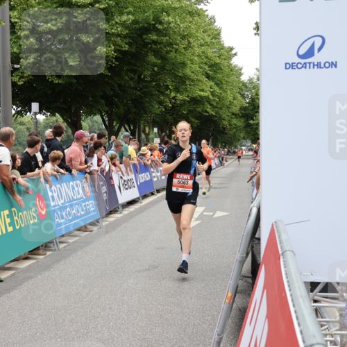 15.06.2025 - REWE Women's Run Strokosch-Dieckow http://msf.ph/oto/7931334 15.06.2025 10:54:08 Ziel 5063, 5163 meine-sportfotos.de