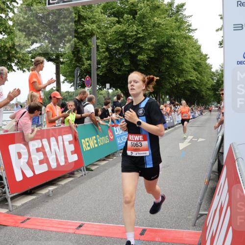 15.06.2025 - REWE Women's Run Strokosch-Dieckow http://msf.ph/oto/7931337 15.06.2025 10:54:09 Ziel 5063, 5163 meine-sportfotos.de
