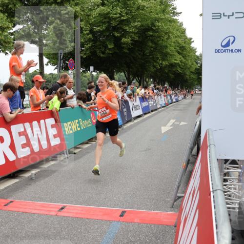 15.06.2025 - REWE Women's Run Strokosch-Dieckow http://msf.ph/oto/7931338 15.06.2025 10:54:11 Ziel 5063, 5163 meine-sportfotos.de