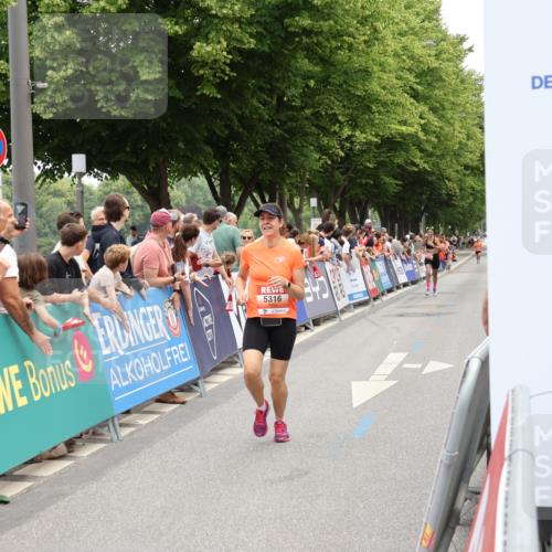 15.06.2025 - REWE Women's Run Strokosch-Dieckow http://msf.ph/oto/7931343 15.06.2025 10:54:25 Ziel 5024, 5316 meine-sportfotos.de