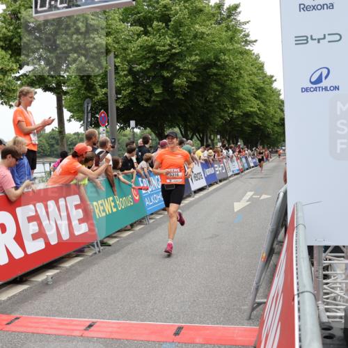 15.06.2025 - REWE Women's Run Strokosch-Dieckow http://msf.ph/oto/7931345 15.06.2025 10:54:25 Ziel 5024, 5316 meine-sportfotos.de