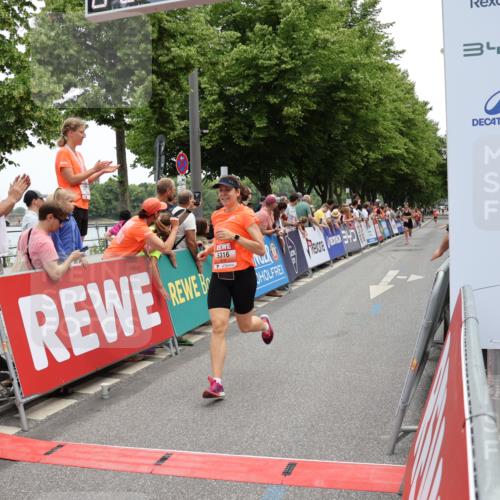 15.06.2025 - REWE Women's Run Strokosch-Dieckow http://msf.ph/oto/7931346 15.06.2025 10:54:25 Ziel 5024, 5316 meine-sportfotos.de