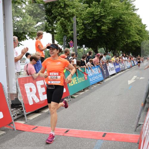 15.06.2025 - REWE Women's Run Strokosch-Dieckow http://msf.ph/oto/7931348 15.06.2025 10:54:26 Ziel 5024, 5316 meine-sportfotos.de
